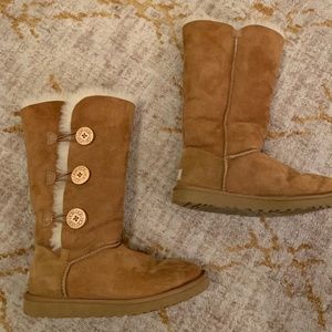 UGG Bailey Button Triple in Chestnut, size 8